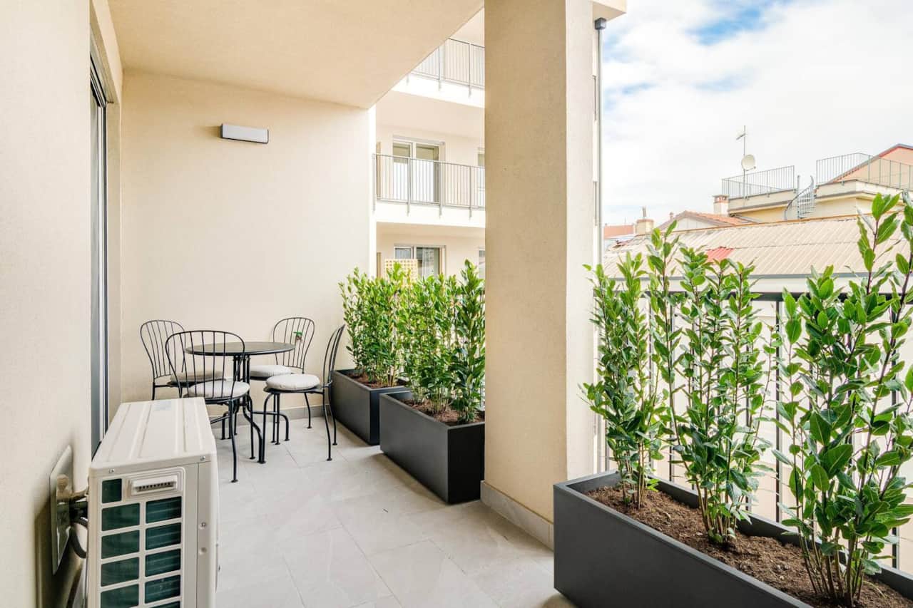 Area di pregio di questo splendido bilocale è il terrazzo allestito con un tavolo e 4 sedie per godersi un pranzo / cena all'aperto o semplicemnte per la vorare in tranquillità fuori dalle mura domestiche.