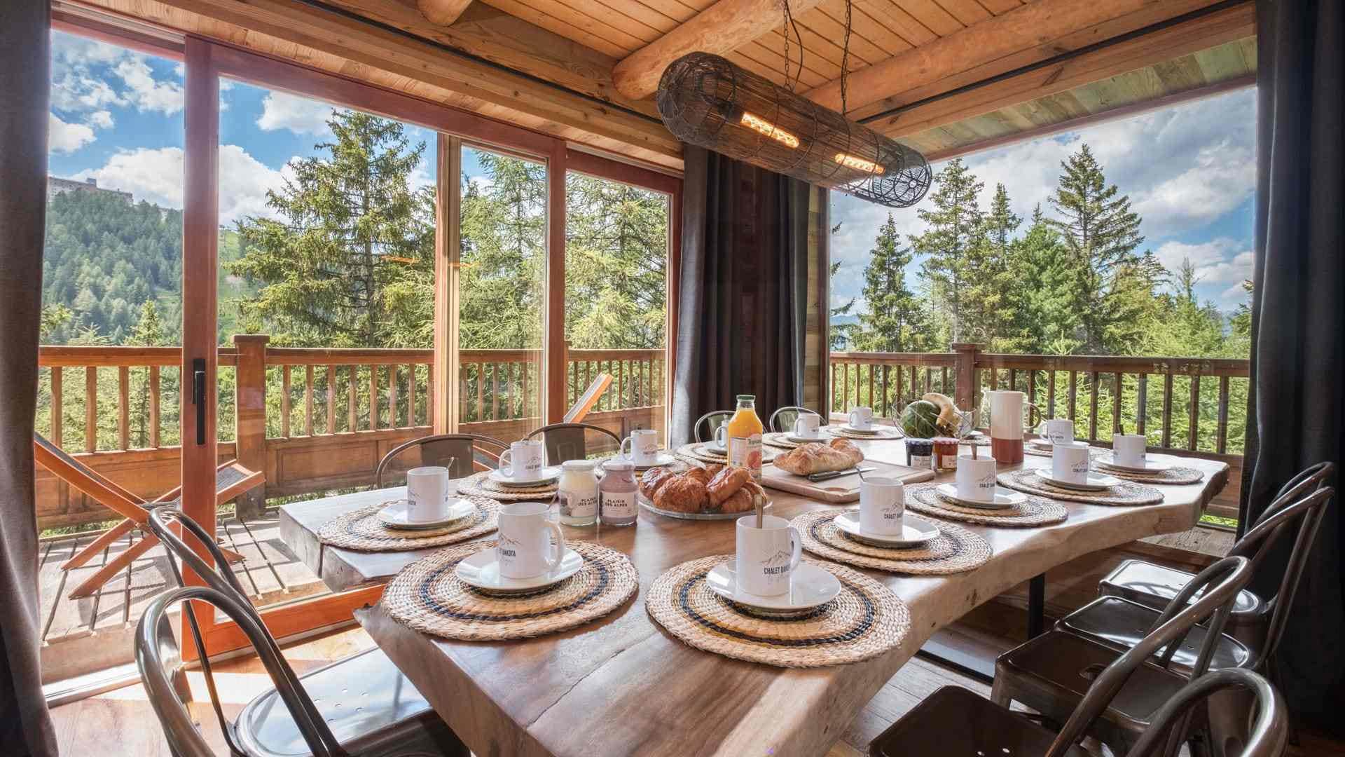Grande table et cuisine équipée pour des repas en famille