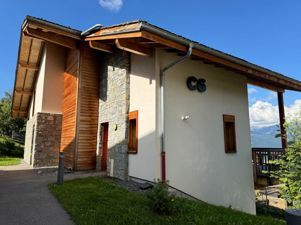 Devant le chalet C6