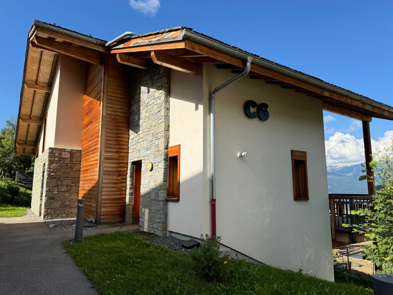 Devant le chalet C6