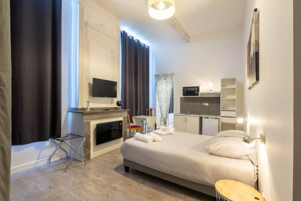 Chambre claire avec grand dressing