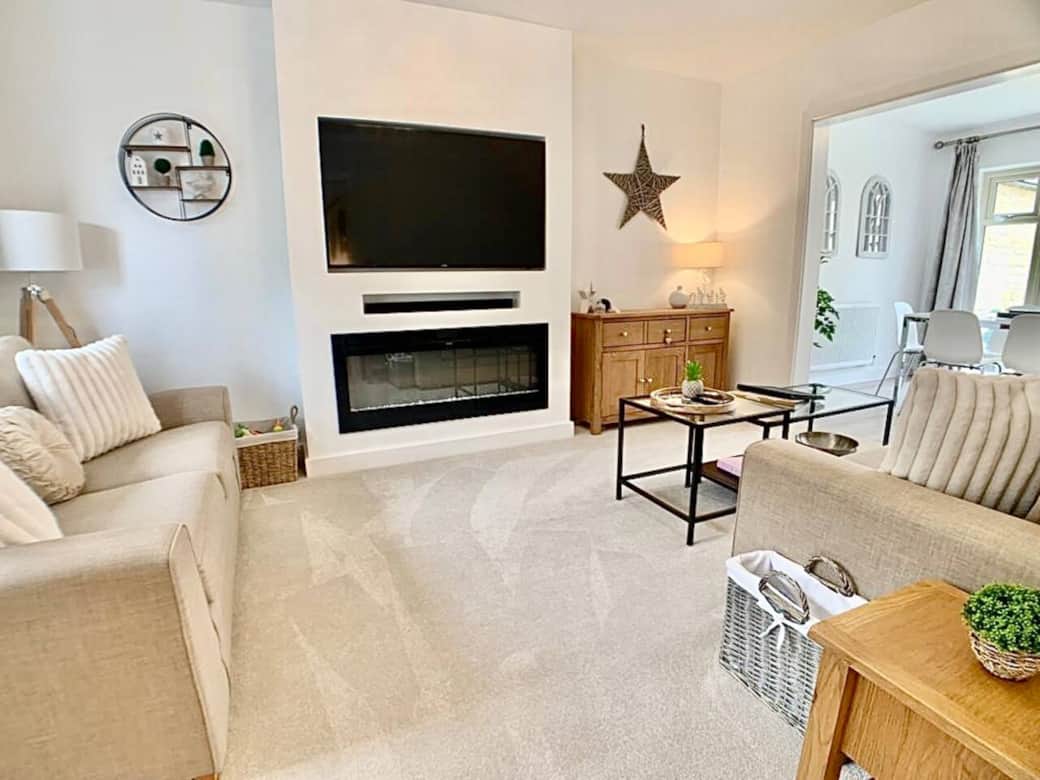 Bright lounge with newly built media wall, Smart 55" TV with Sky and access to Netflix. Sound bar and cosy electric fire, Amazon Alexa Bluetooth speaker.
New carpets and furniture.