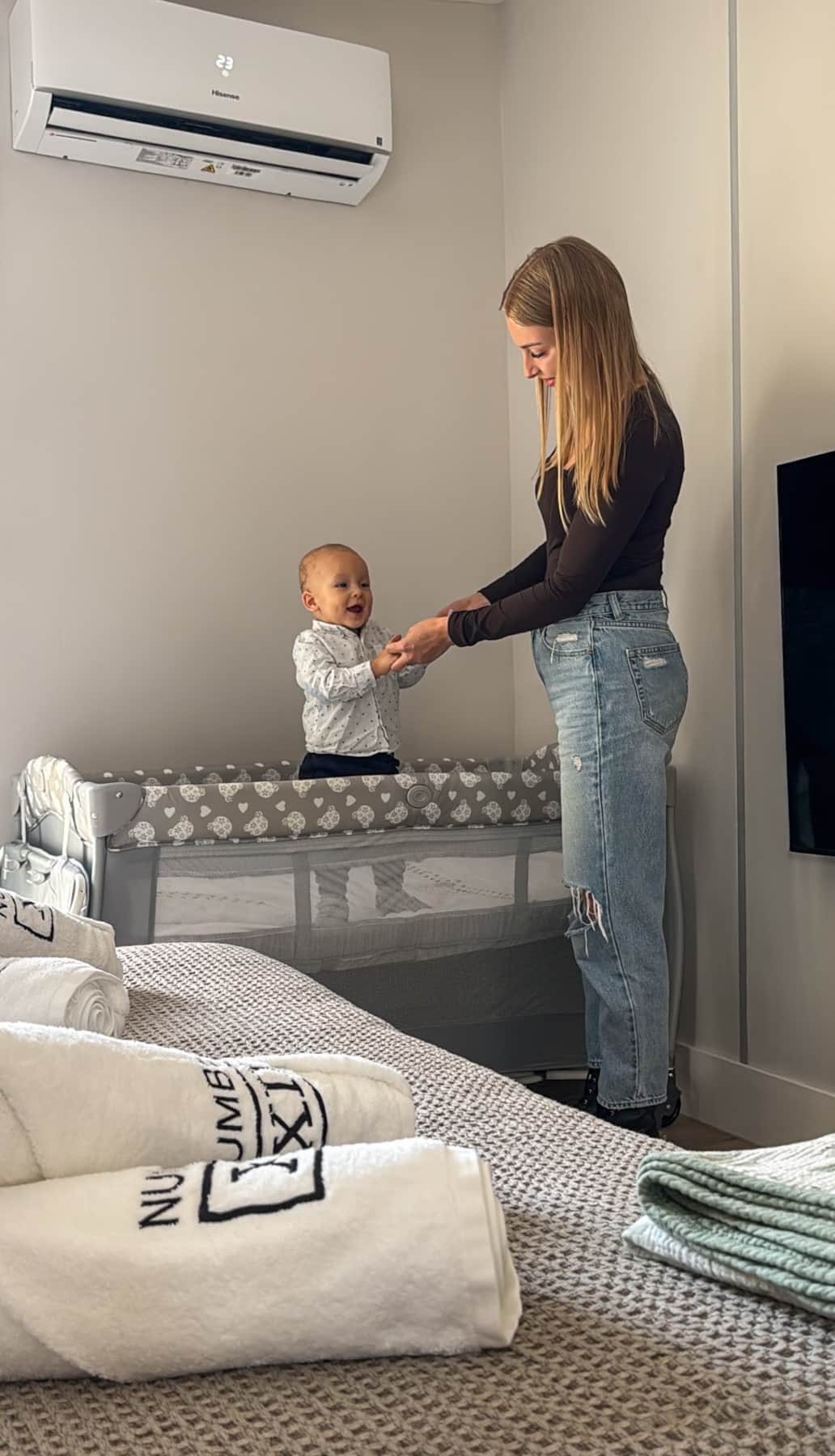 Mamma con il bambino nel lettino gratuito fornito da RENTAL12 — casa vacanze Olbia, Sardegna