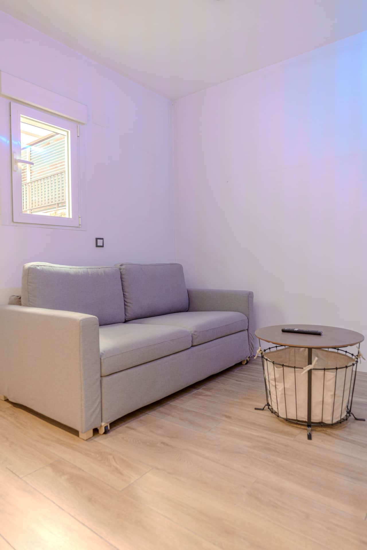 Sofá cama en la zona de estar, con mesa auxiliar