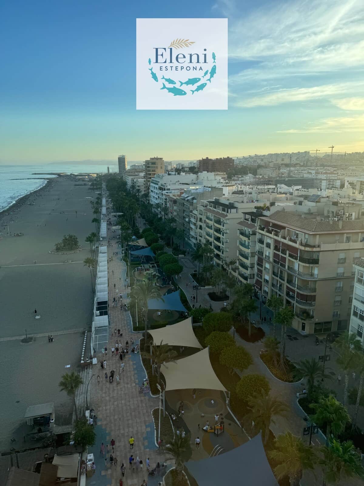 Vista aérea del edifico del apartamento Eleni Estepona, frente a la playa de La Rada.