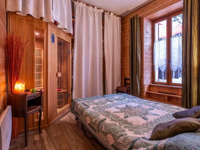 Chambre zen avec sauna électrique , BZ de bonne qualité 140cm et vue sur terrasse au calme Chambre zen avec sauna électrique , BZ de bonne qualité 140cm et vue sur terrasse au calme