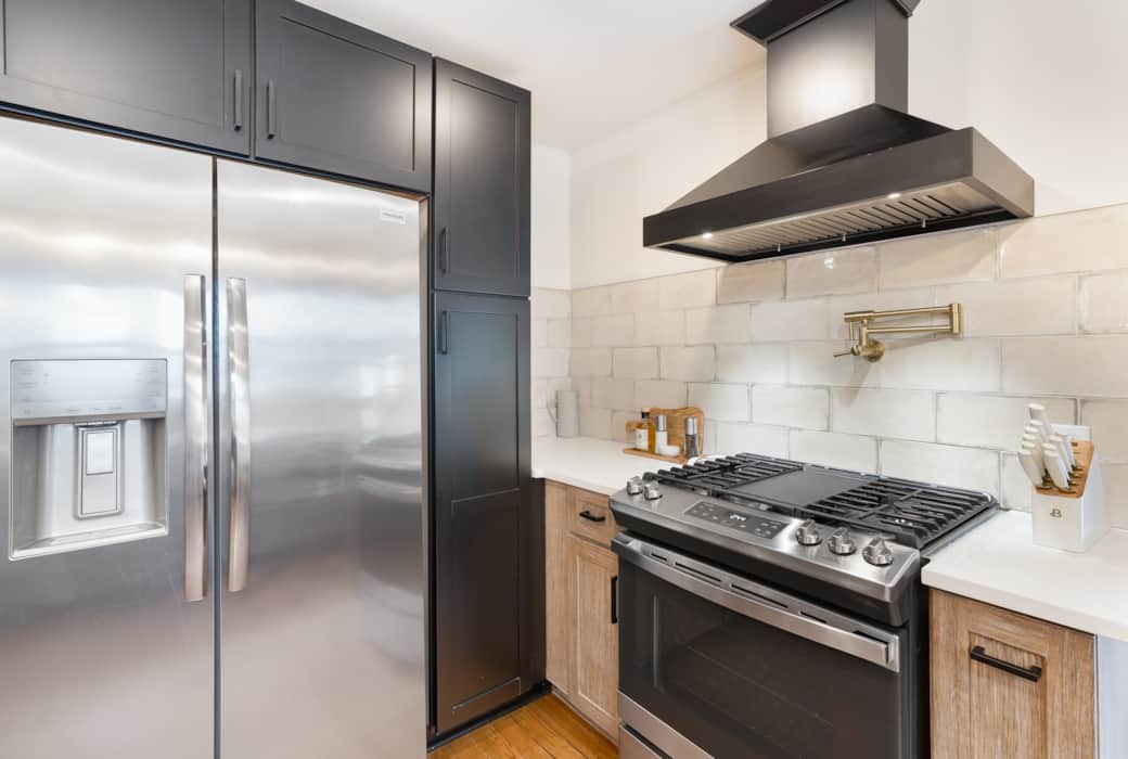 Full-size fridge/freezer with filtered water, ice. 4 burner gas range with oven Full-size fridge/freezer with filtered water, ice. 4 burner gas range with oven