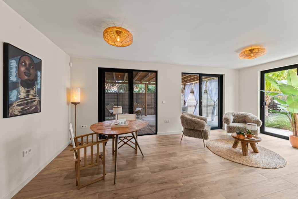 Eetruimte met zicht op terras