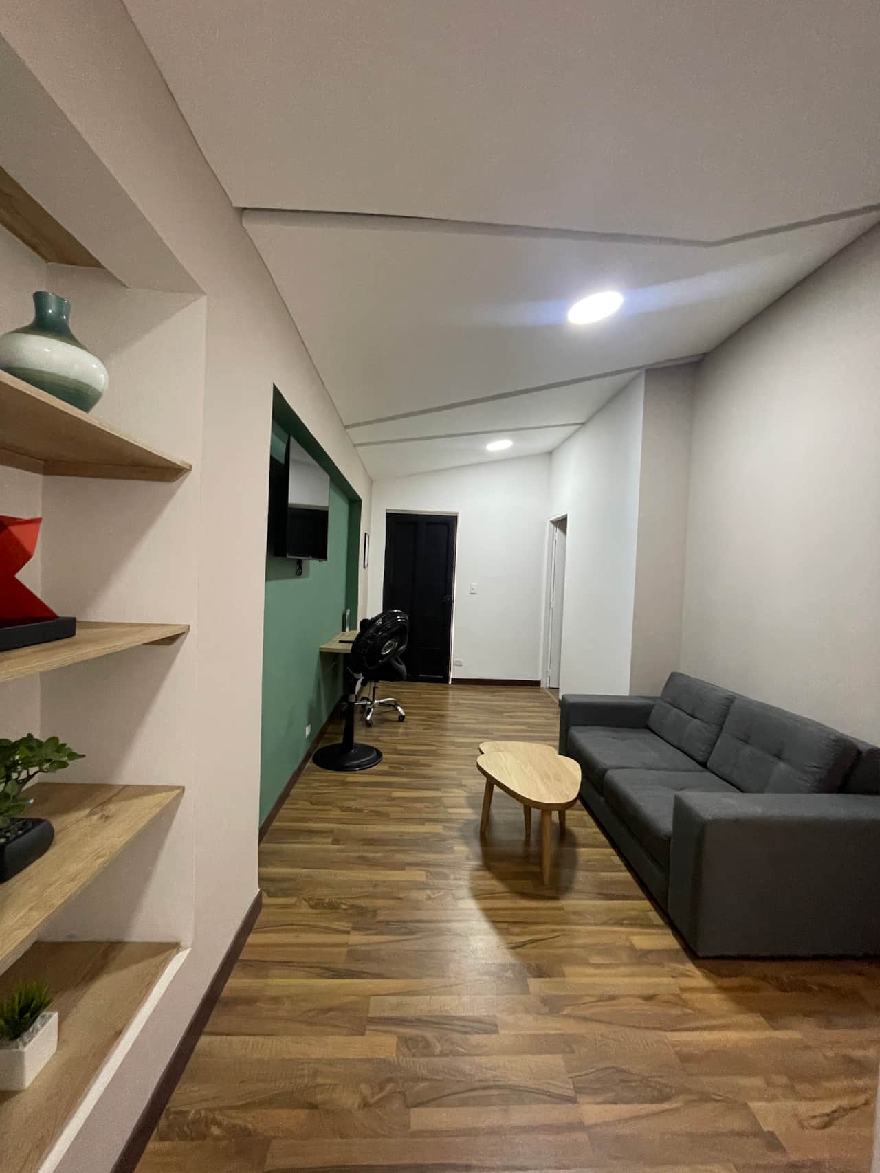 Piso en Medellín, cuenta con sofá, tv, ventilador, escritorio, agua caliente