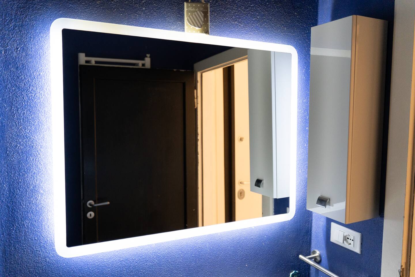 Dettaglio bagno con specchio retroilliminato