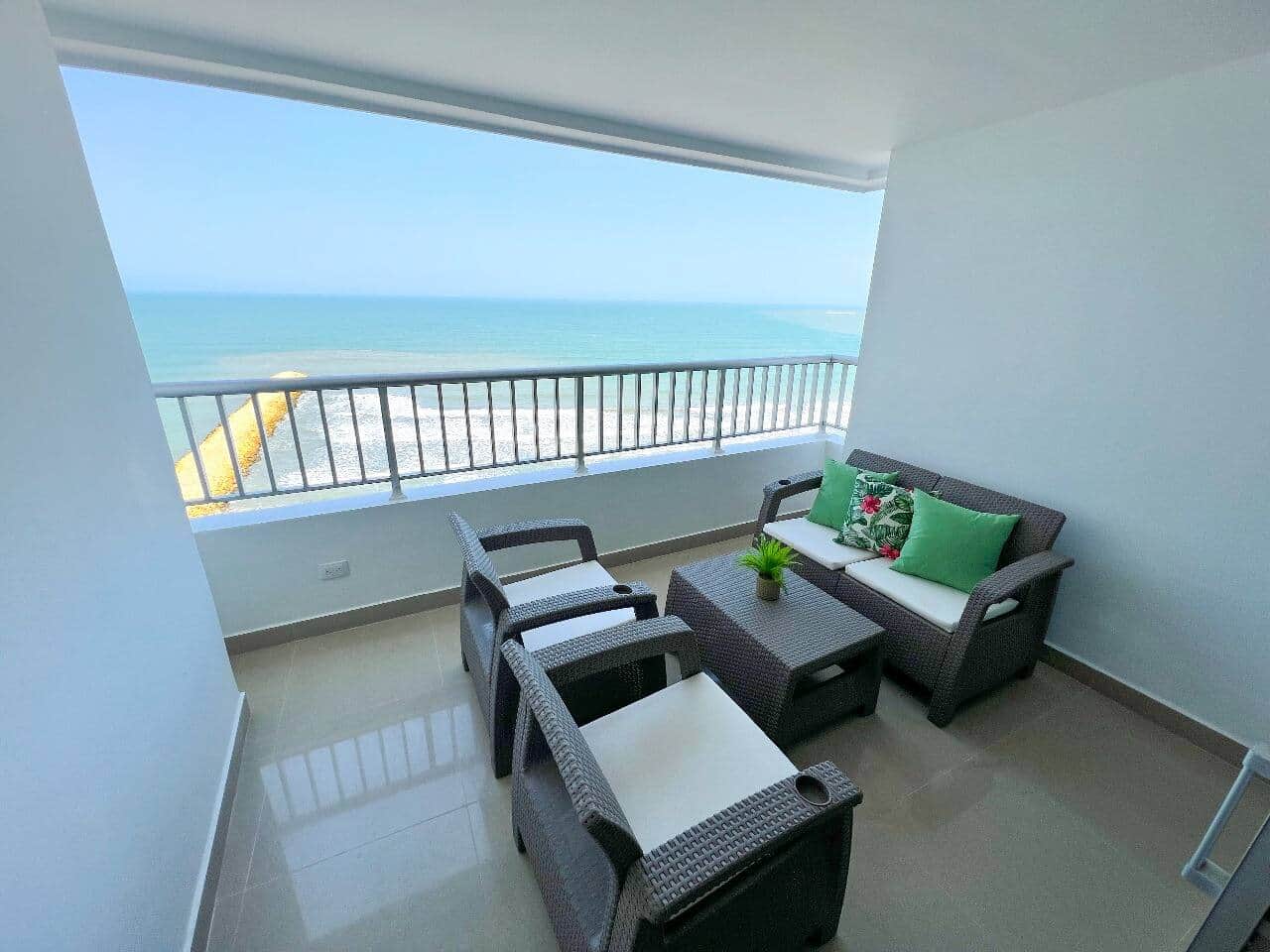 Balcón privado con vista directa al mar, ideal para relajarte, disfrutar del sonido de las olas o compartir un café al atardecer. Equipado con sillas y mesa para aprovechar al máximo la brisa y el paisaje de Cartagena.