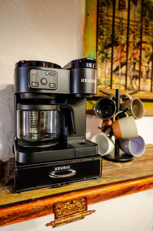 Keurig coffee machine with complementary coffee and cream