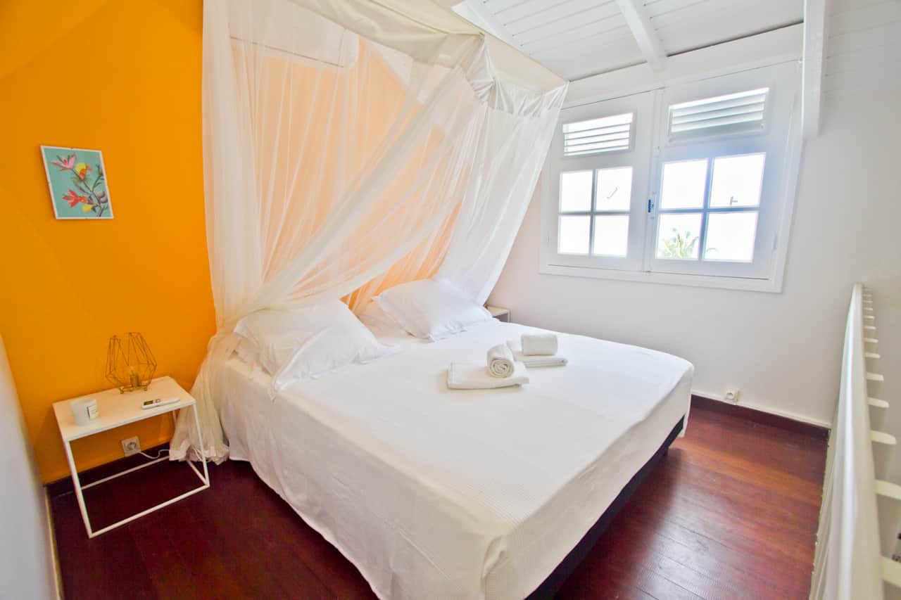 La chambre climatisée avec d'un côté un lit Queen size de 160