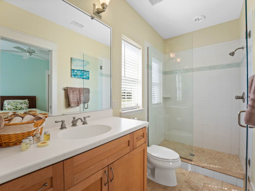 Aqua House King Bedroom Frist Floor Bath