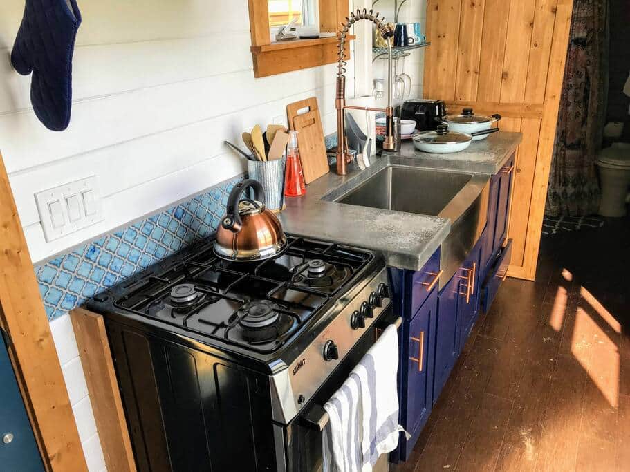 Kitchen with Gas stove