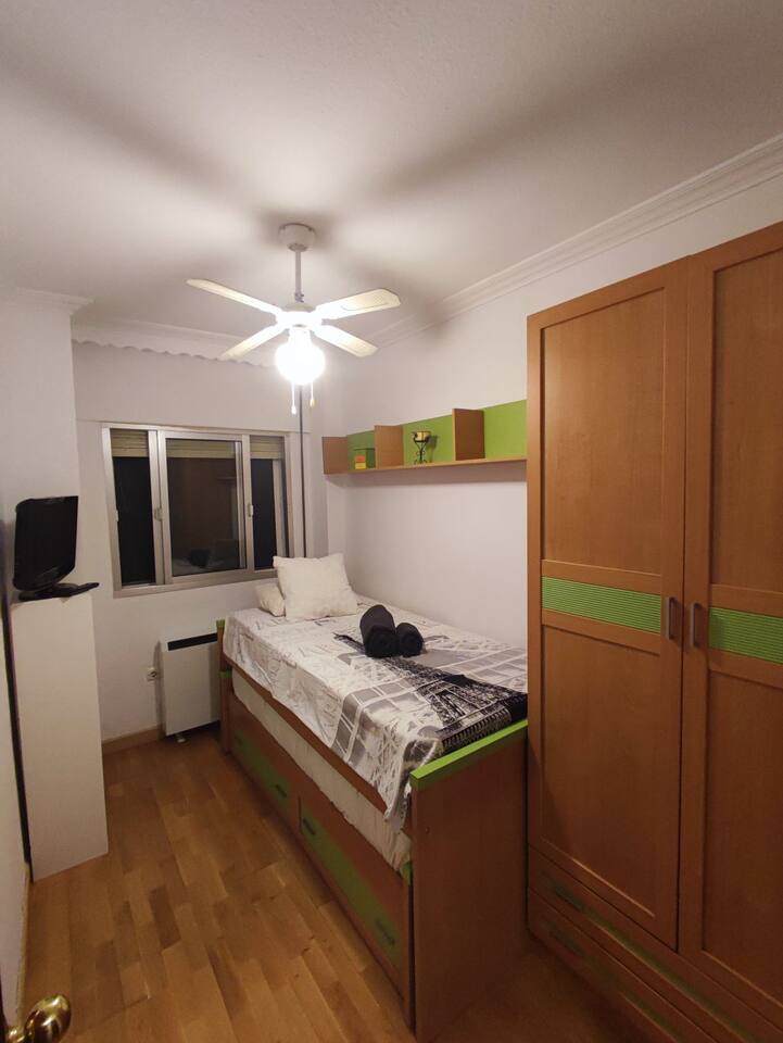 Habitación Litera con Desayuno y Metro Directo al Centro en 17 min - Imagen 2