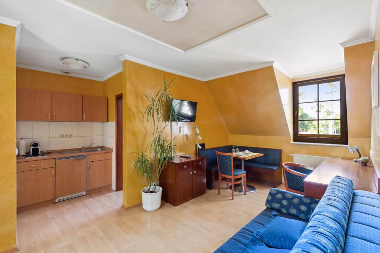 Wohnzimmer mit kleiner Küche und Essecke Gonsenheimer Hof