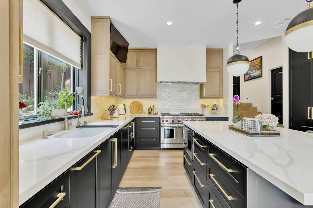 Prepare culinary masterpieces in the well-appointed kitchen of this stunning house, where natural light floods the space and offers a breathtaking view.
