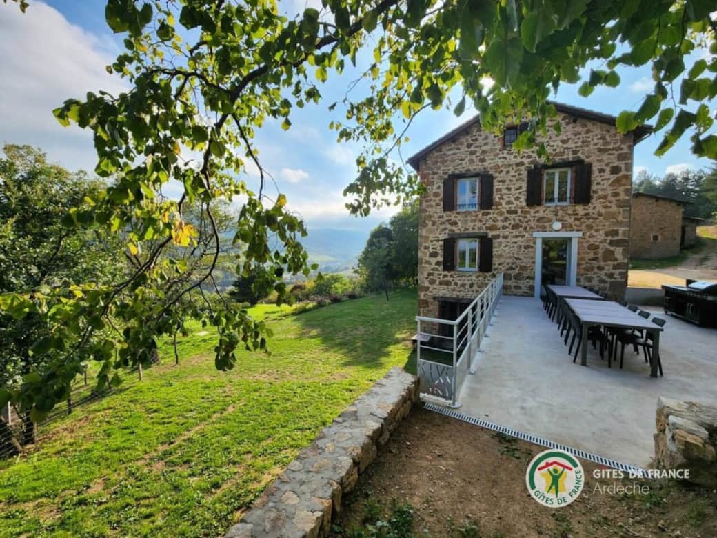 Notre spacieuse terrasse vous offre une vue imprenable, le cadre parfait pour des moments inoubliables. Profitez de ce lieu privilégié pour vous retrouver entre amis ou en famille, vous détendre et admirer le paysage.