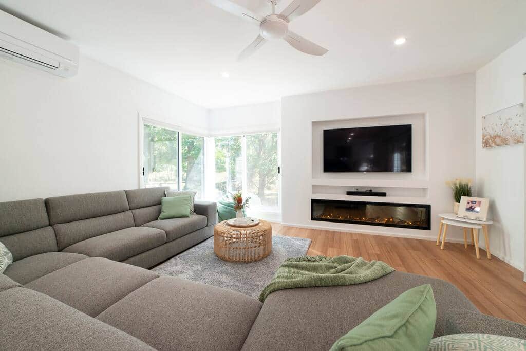 Comfortable living area: AC, heating, ceiling fan, Smart TV.