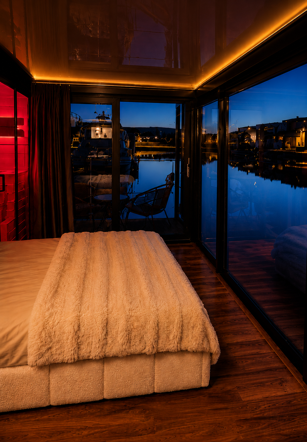 moon-river-houseboat-chambre-nuit-sauna-rouge.png