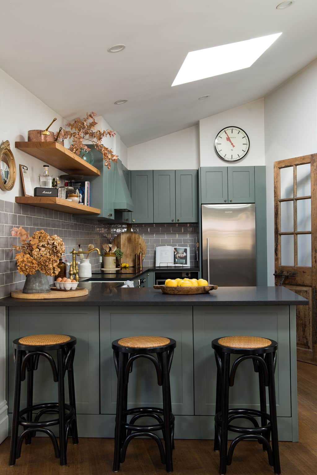 Fully equipped kitchen with stove, oven, microwave, coffee maker, toaster and large fridge