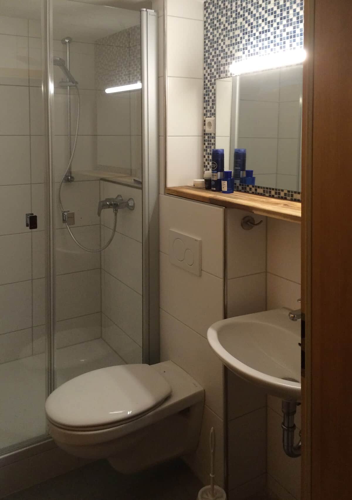 eigene Dusche und WC 