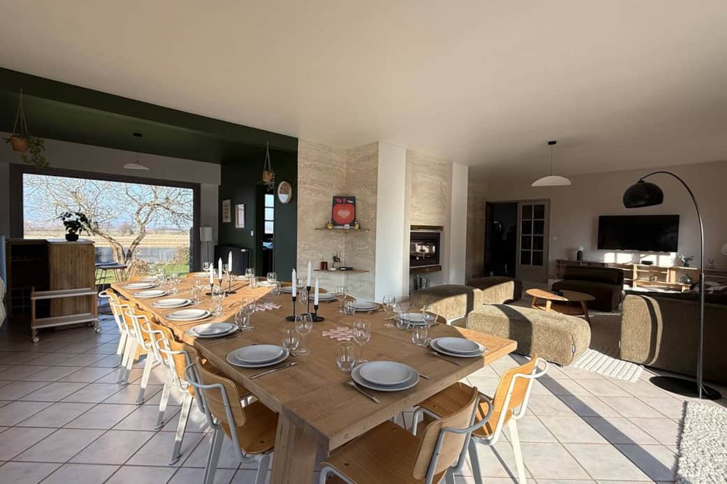 Salle à manger avec belle table de ferme pour 16 personnes
