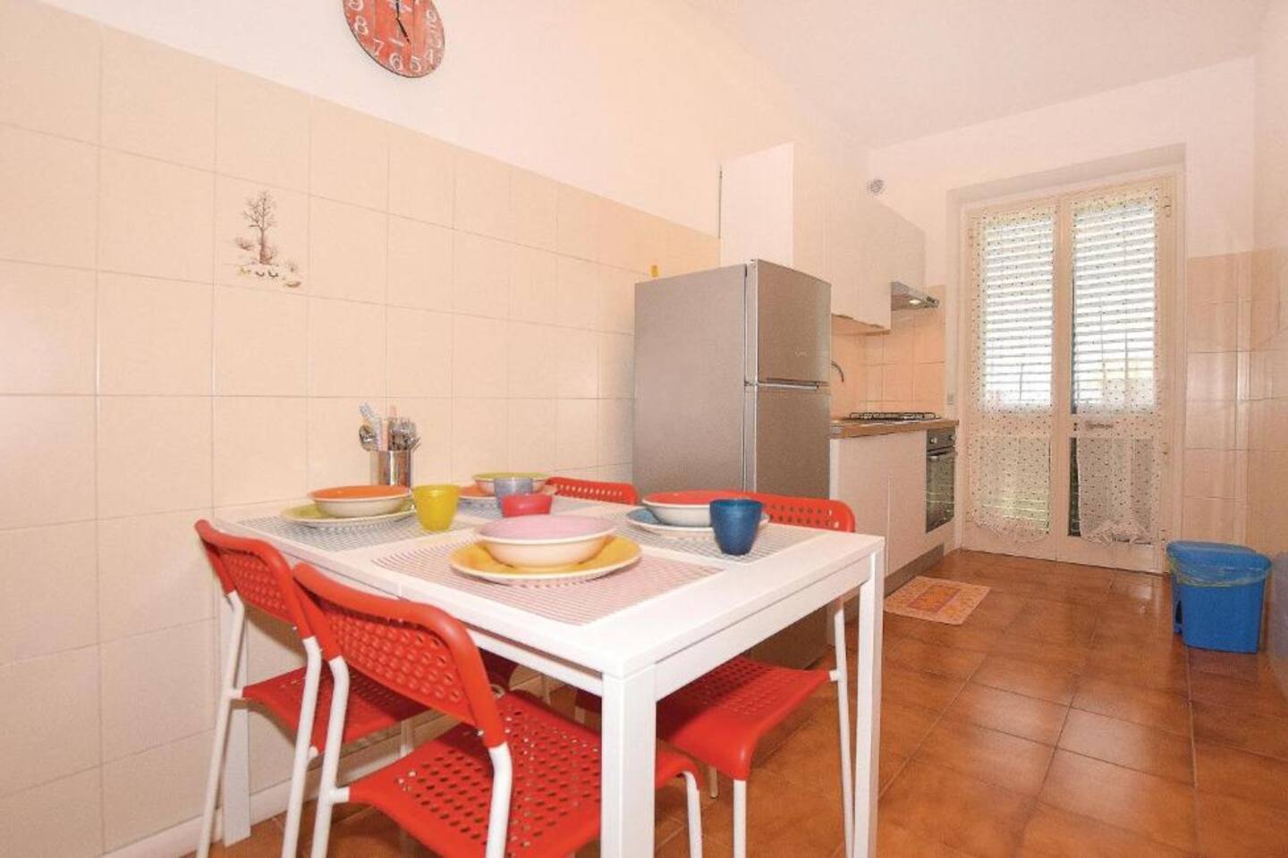 Cucina completa con tavolo da pranzo