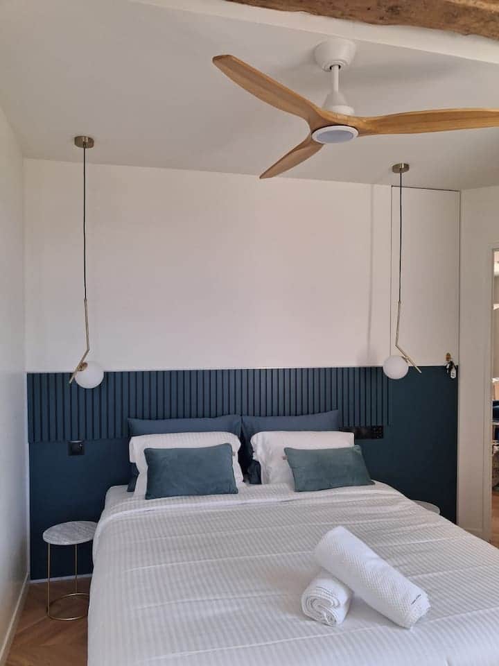 Chambre avec ventilateur de plafond - éclairage sur les côtés et LED en arrière de lit