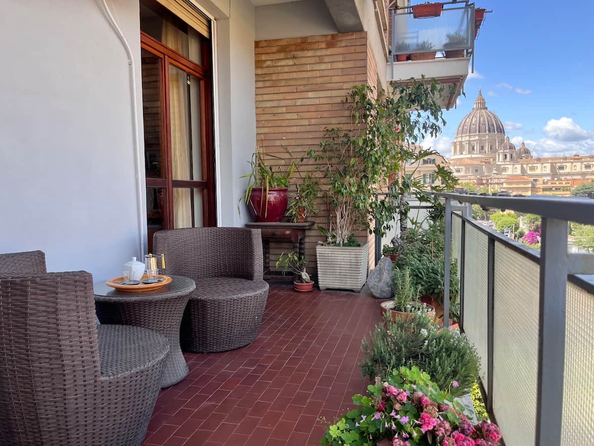 Balcone con vista sulla cupola di San Pietro.