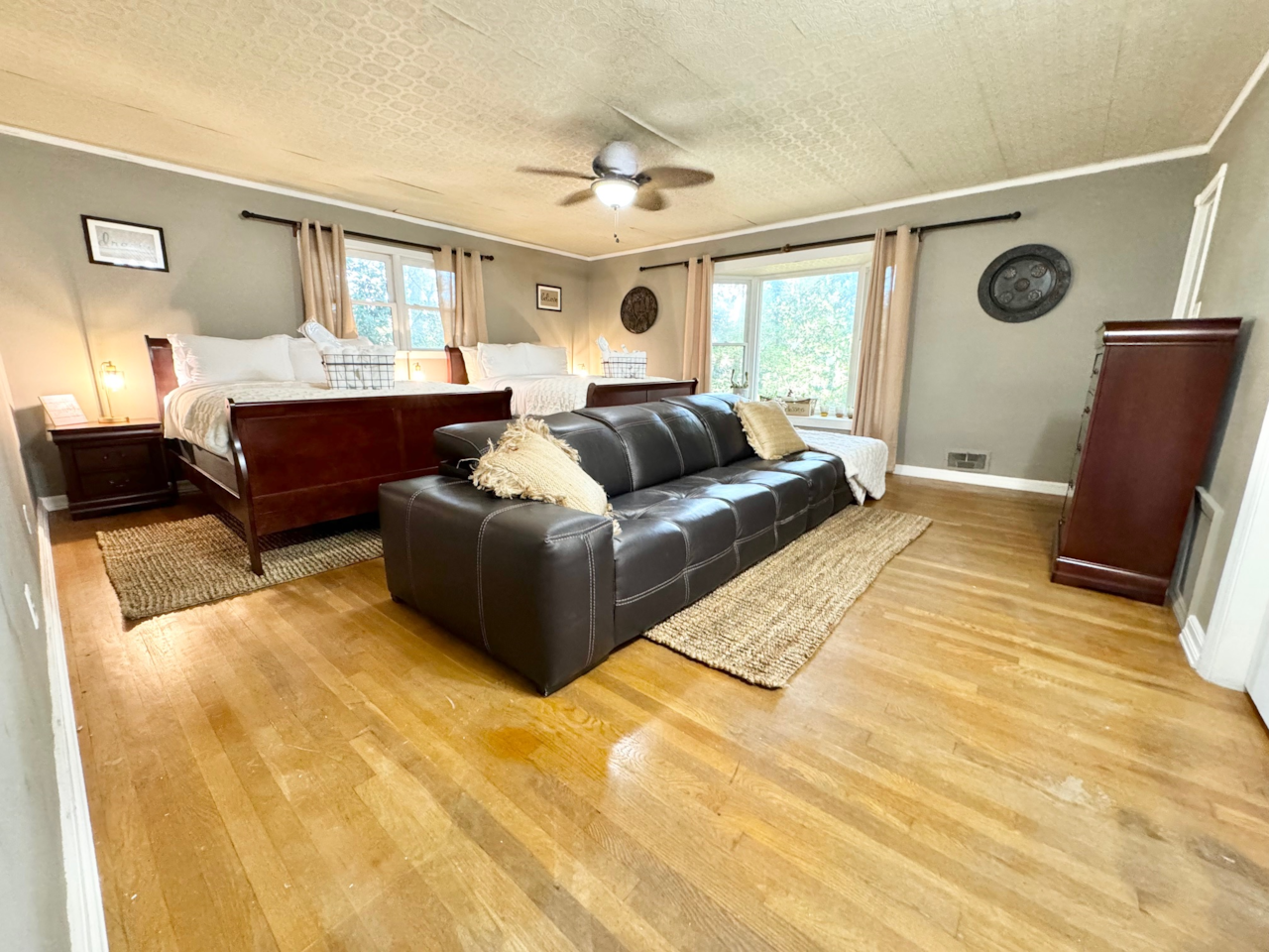2nd Bedroom: 2x Queen Beds