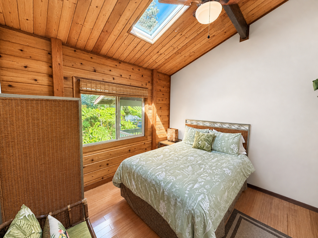 Bedroom 2 with Queen Bed 🛏️