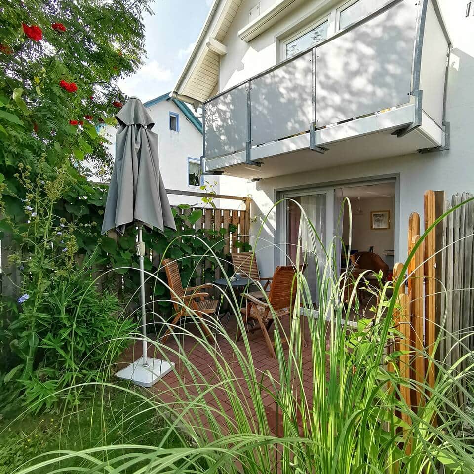 Die Terrasse der Wohnung Vilm  vom Parkplatz aus betrachtet. Oben drüber liegt die Wohnung Usedom. Im Nachbarhaus wohnen wir. 