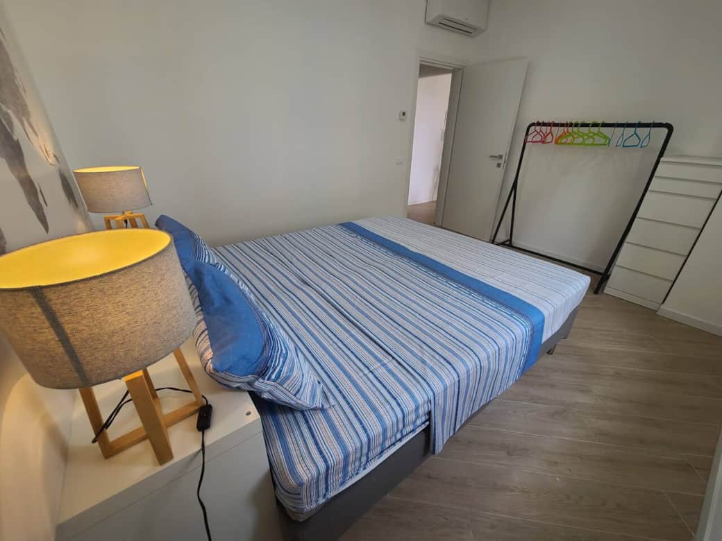 Camera principale con letto matrimoniale e stile moderno, ispirata ai viaggi