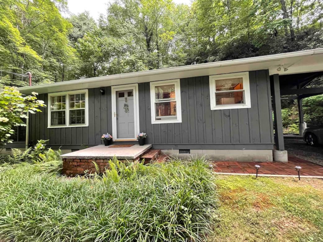 Freshly painted -adorable and inviting. Freshly painted -adorable and inviting.