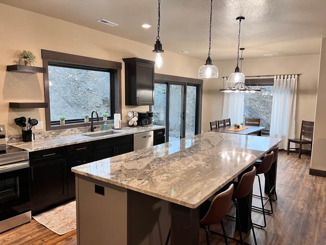 extra large kitchen with an island that will host your most delicious preparations. 