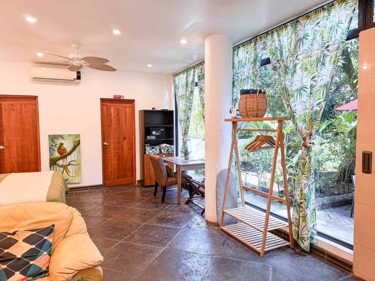 LARGE GLASS WINDOWS - FULL AC