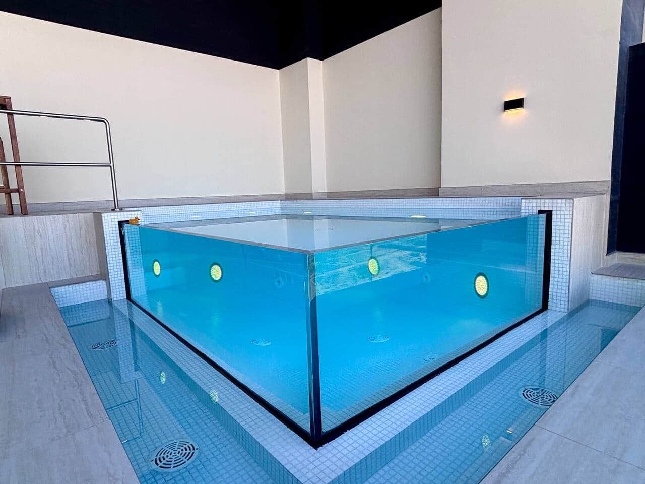 Relax in your very own private pool while soaking up breathtaking Dubai Marina views. Watch stunning sunsets, spot the Burj Al Arab and on clear days the Burj Khalifa. At night, the city lights create a magical atmosphere Dubai living at its best!
