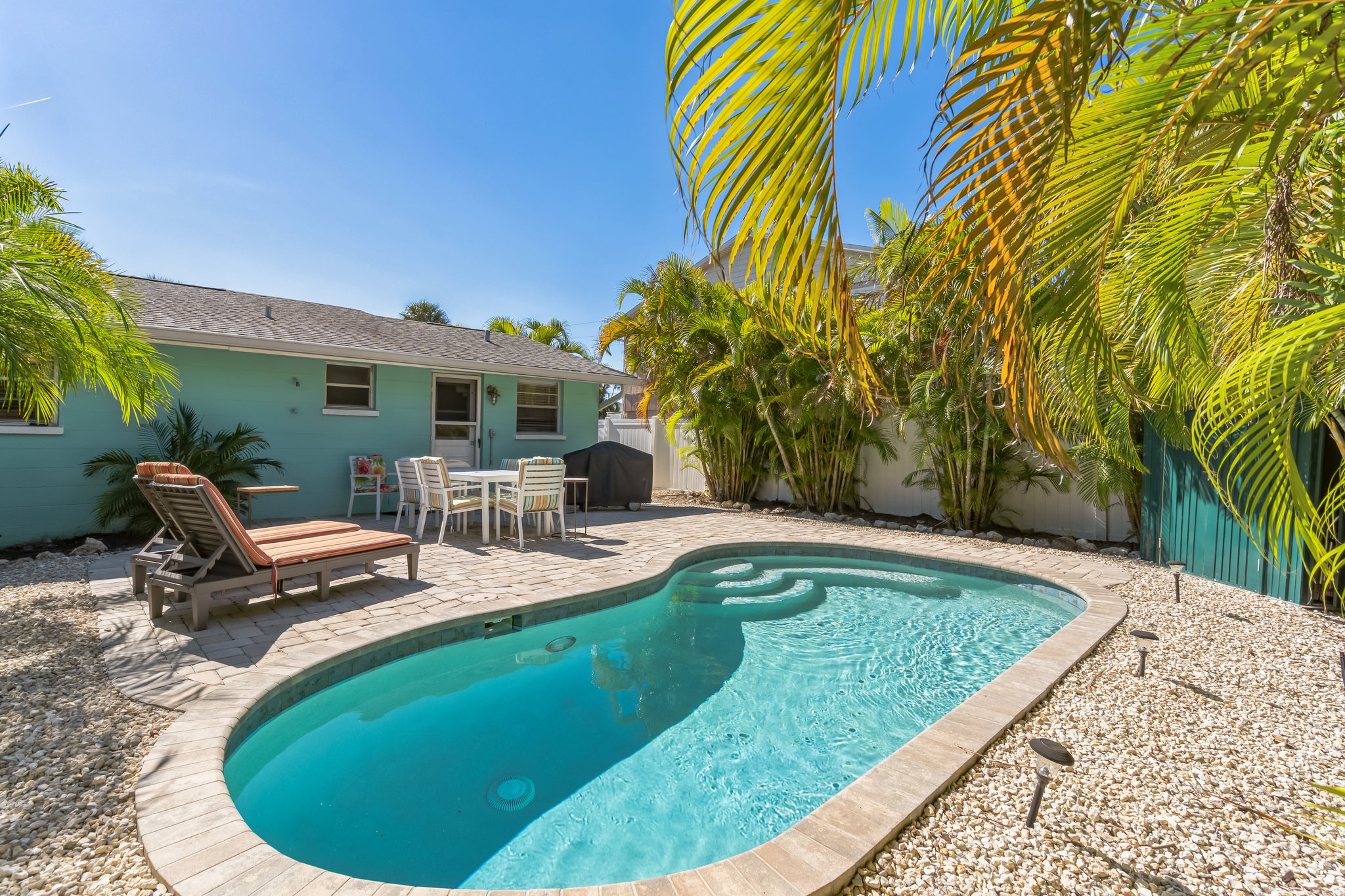 204 Peacock Ln Holmes Beach FL 34217 USA SunNov122023(12)