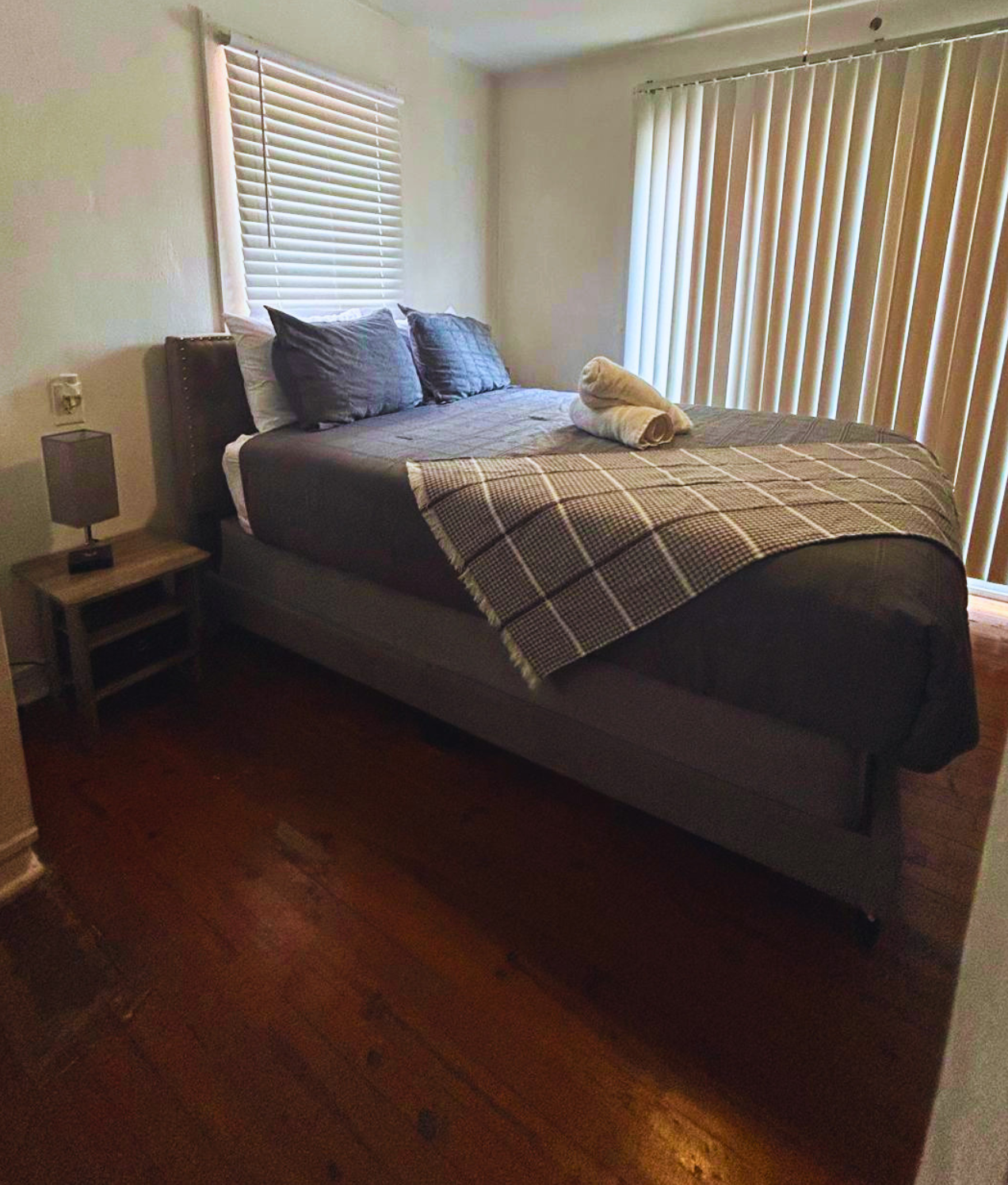 Cozy queen studio with a full kitchen, dining area, and modern bath. Lakeland, FL