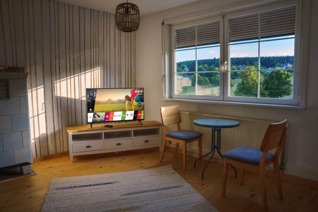 Wohnzimmer mit Smart-TV & Ausblick