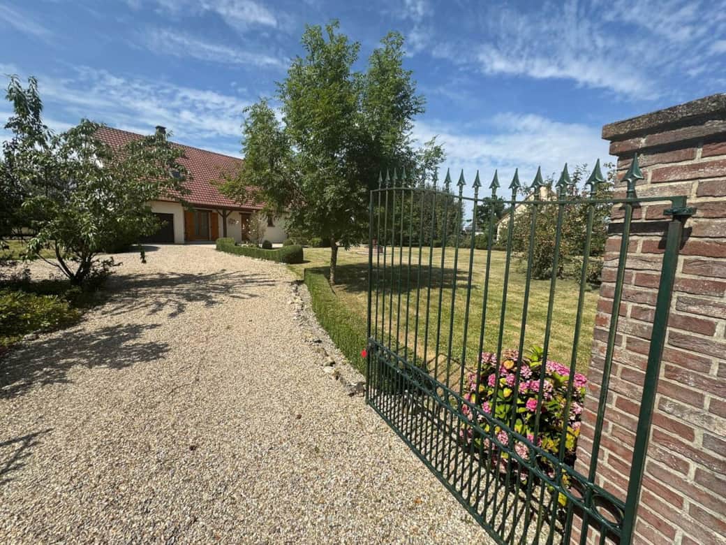 L'entrée vers notre jolie maison. Vous pouvez stationner jusqu'à 4 vahicules à l'intérieur