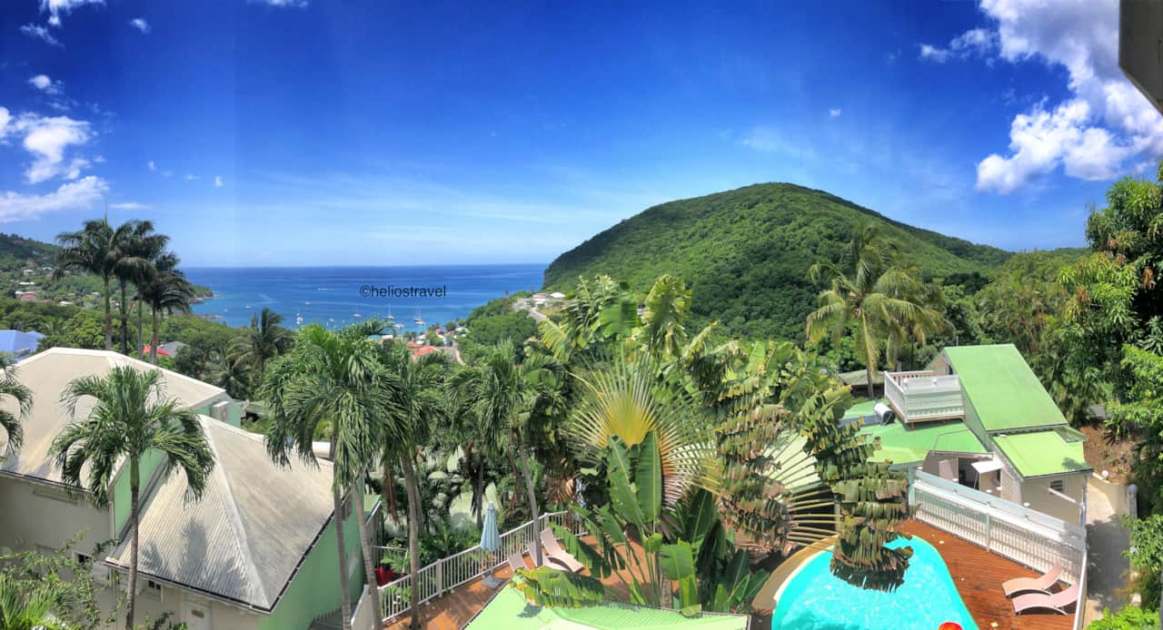 Vue panoramique depuis la résidence O Coeur de Deshaies. La villa se situe à droite.