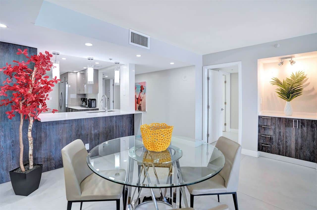 Dining area with fully equipped kitchen with washer/dryer