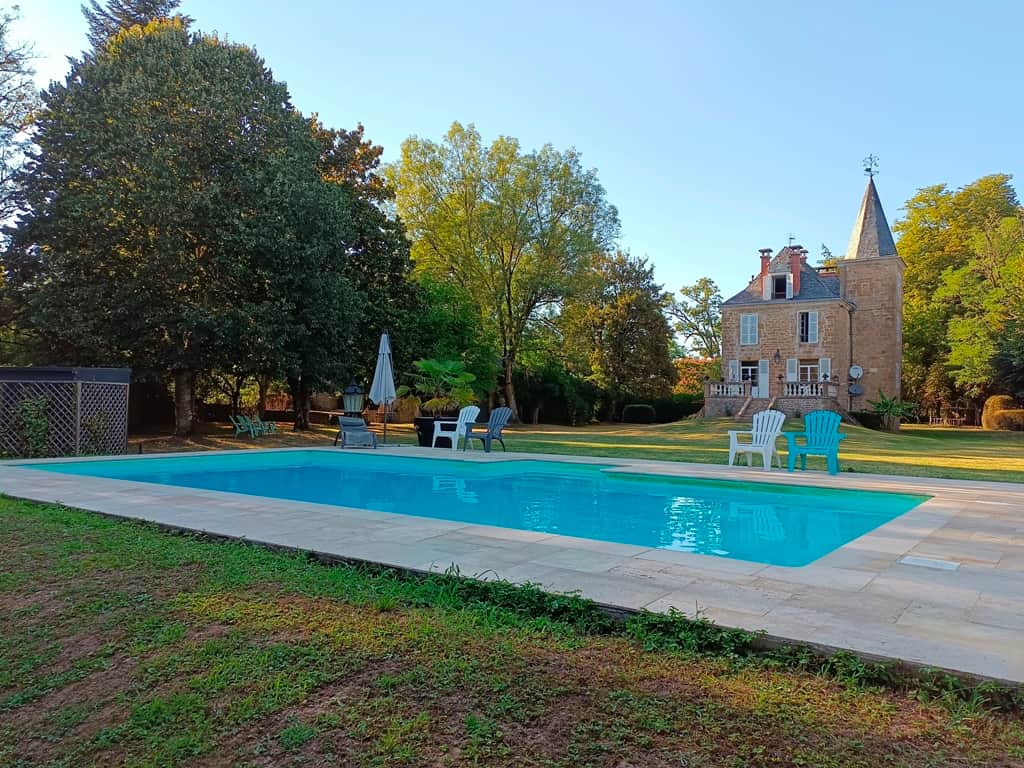 POV je checkt in op onze deluxe room! , Heb je ooit al zo een bad gezien?!  , Kom genieten bij ons en ervaar de service, luxe en charme van ons  kasteel., www.hetroodkasteel.be, #bnb #belgiumbnb ..., image size:1024x768
