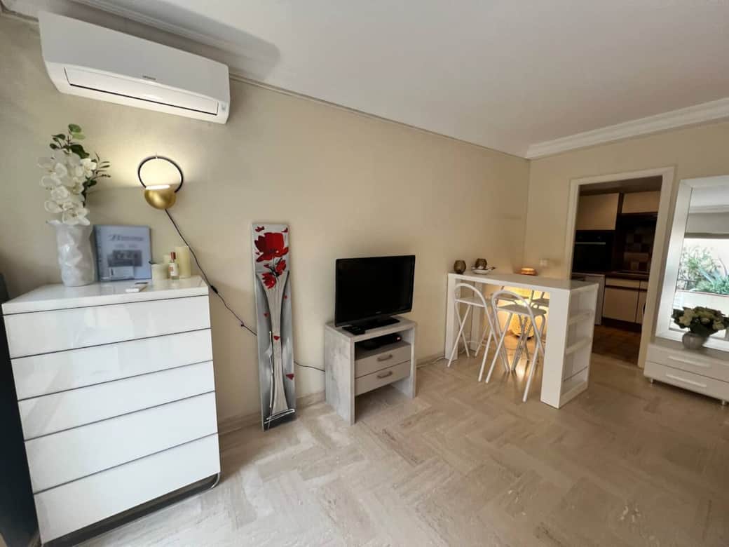 Grand salon climatisé, rangements, box orange (wifi) et bar pour les repas