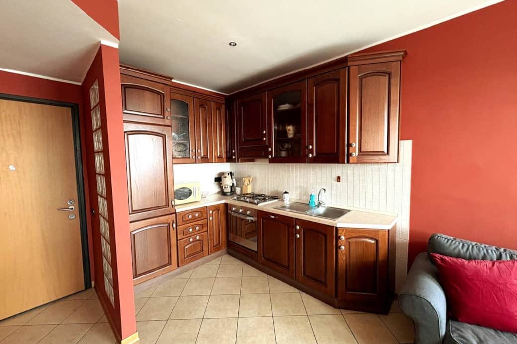 Un’ampia cucina/soggiorno moderna e completamente attrezzata Un’ampia cucina/soggiorno moderna e completamente attrezzata