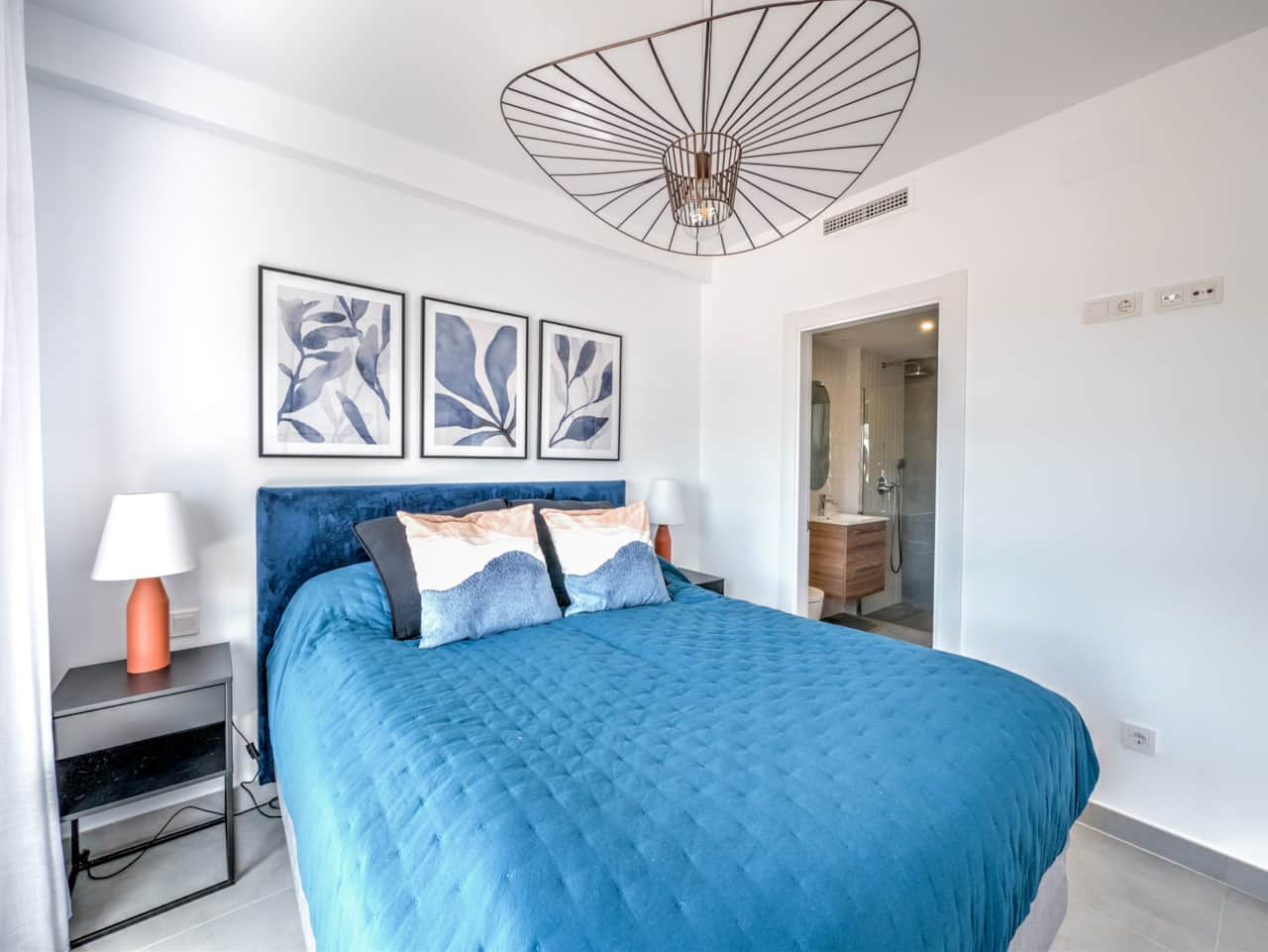 Una de las bonitas y espaciosas habitaciones.