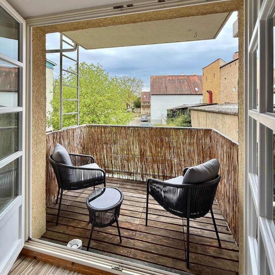 Gute Aussichten: Der ruhige, überdachte Balkon wartet auf Euch!